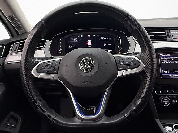 Volkswagen Passat 13 of 30