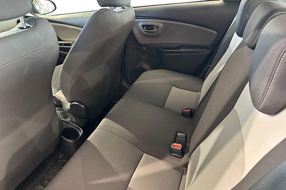 Toyota Yaris 13 of 21