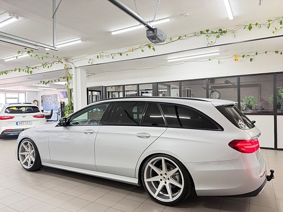 Mercedes-Benz E220 8 of 30