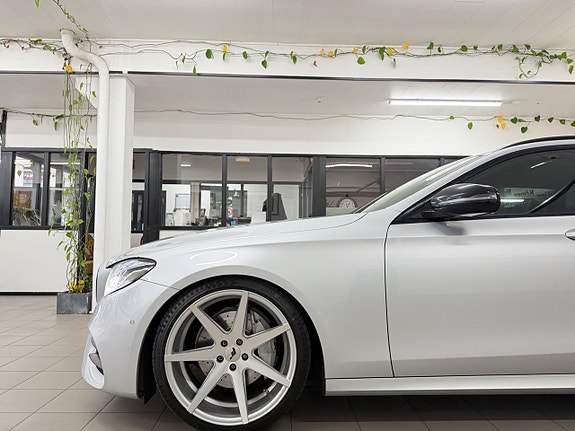 Mercedes-Benz E220 13 of 30
