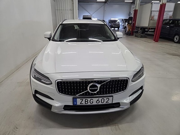 Volvo V90 Cross Country 2 of 10