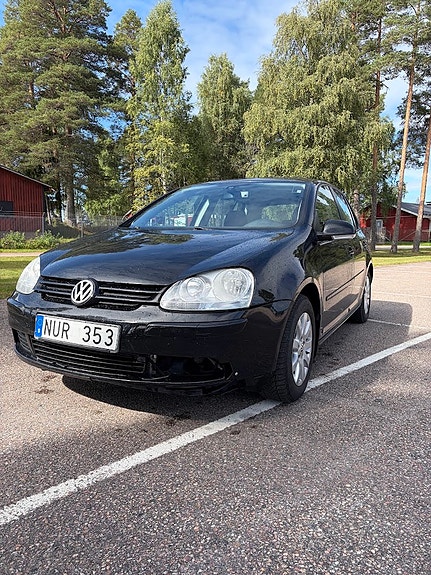 Volkswagen Golf V 2 of 8
