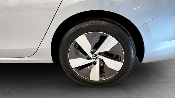 Volkswagen Passat 6 of 21