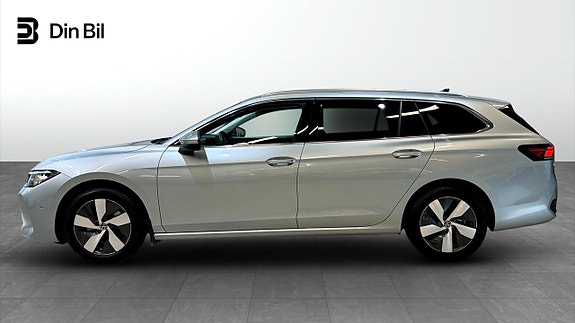 Volkswagen Passat 2 of 21
