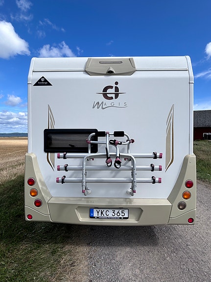 CI Magis 74XT Automat 2017. Stor familjehusbil med upp till 7 bältade platser/6 sovplatser, generöst garage, solcell och full semesterkomfort på vanligt B-körkort. 4 of 30