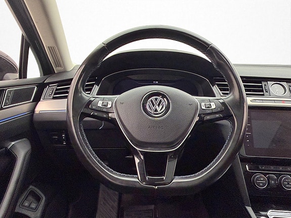 Volkswagen Passat 15 of 30