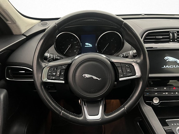 Jaguar F-PACE 14 of 30