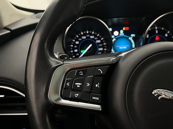 Jaguar F-PACE 17 of 30