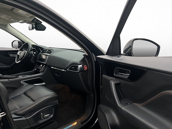 Jaguar F-PACE 27 of 30