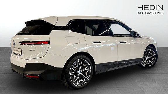BMW iX 2 of 9