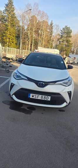 Toyota C-HR 2 of 6