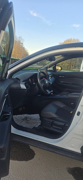 Toyota C-HR 4 of 6