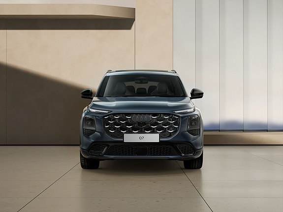 Audi Q7 2 of 11