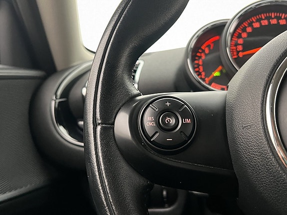 MINI Cooper 22 of 26