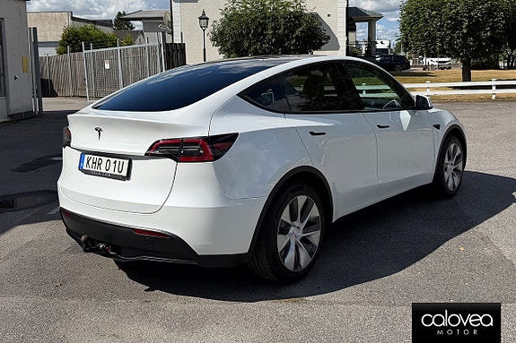 Tesla Model Y 12 of 18