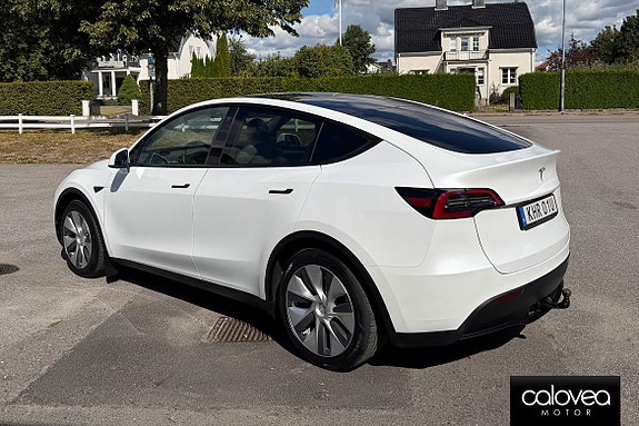 Tesla Model Y 17 of 18