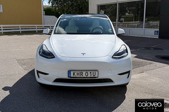 Tesla Model Y 3 of 18