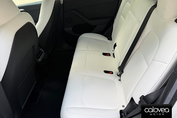 Tesla Model Y 15 of 18