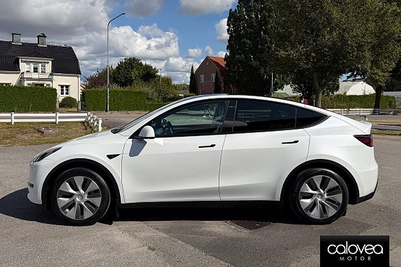 Tesla Model Y 10 of 18
