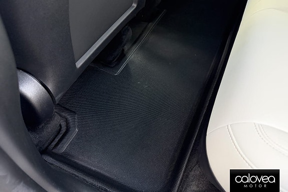 Tesla Model Y 16 of 18