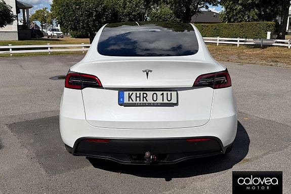 Tesla Model Y 4 of 18