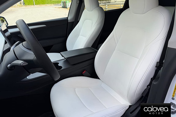 Tesla Model Y 14 of 18
