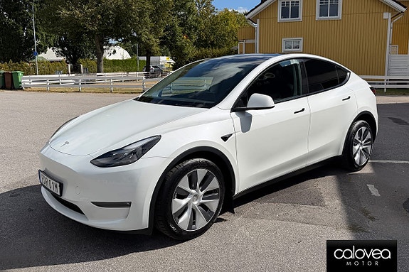 Tesla Model Y 7 of 16