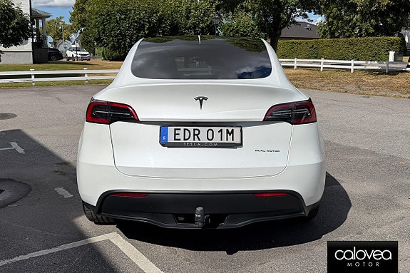 Tesla Model Y 4 of 16