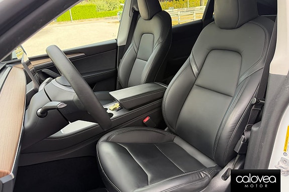Tesla Model Y 10 of 16