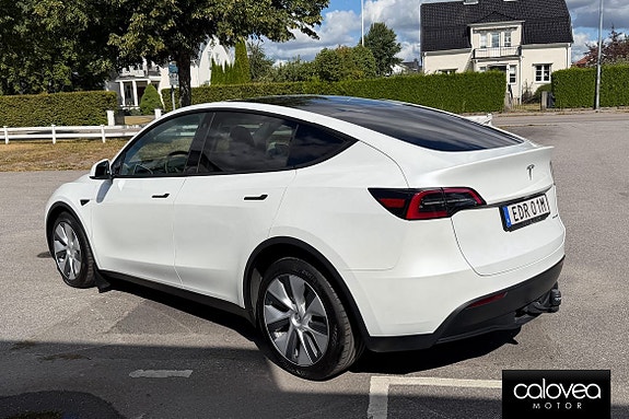 Tesla Model Y 14 of 16