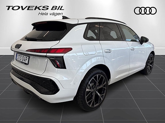 Audi Q3 2 of 15