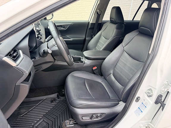 Toyota RAV4 10 of 27