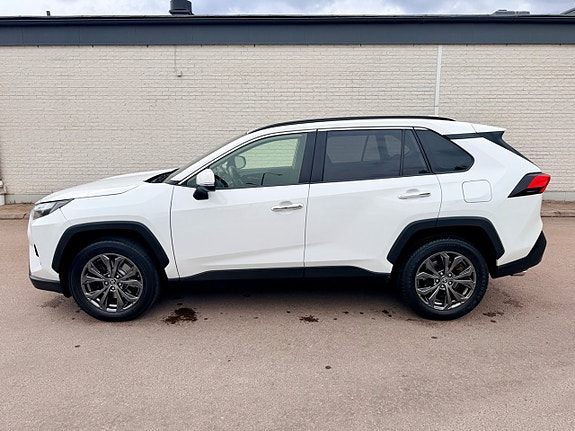 Toyota RAV4 2 of 27