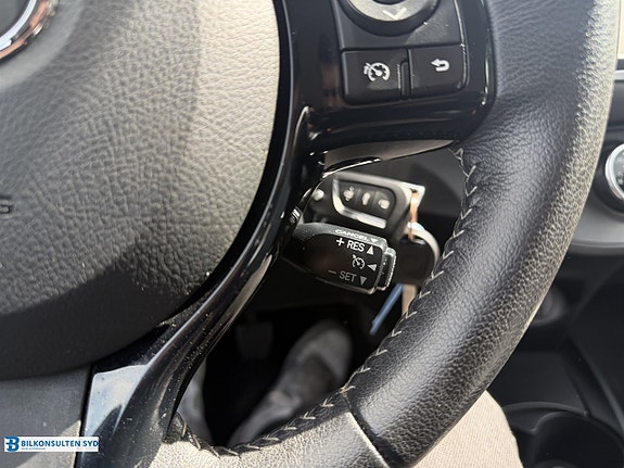 Toyota Yaris 10 of 15