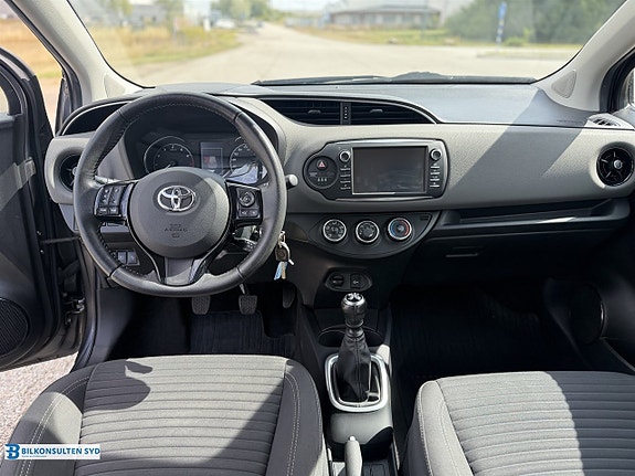 Toyota Yaris 8 of 15