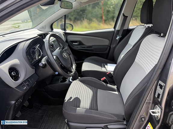 Toyota Yaris 5 of 15