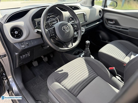 Toyota Yaris 6 of 15