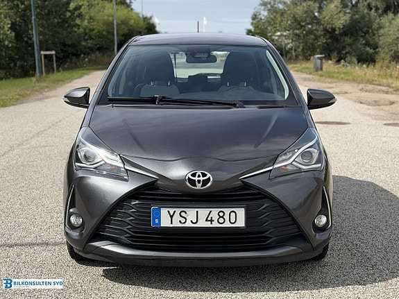Toyota Yaris 2 of 15
