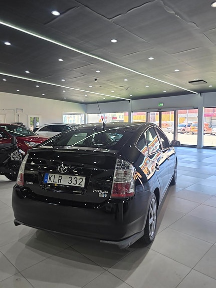 Toyota Prius 4 of 8