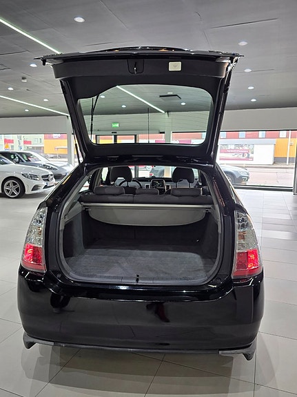 Toyota Prius 5 of 8