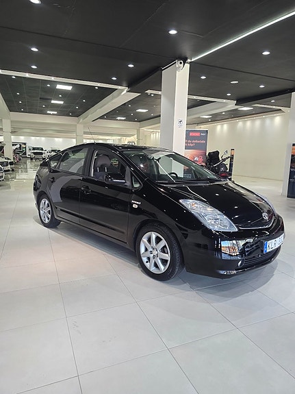 Toyota Prius 2 of 8
