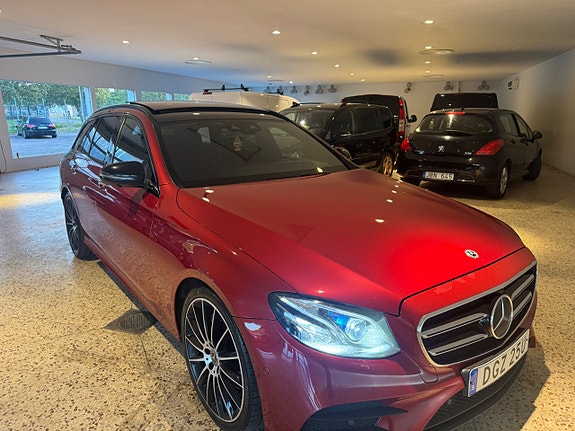 Mercedes-Benz E220 2 of 7