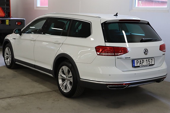 Volkswagen Passat Alltrack 2 of 30