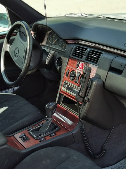 Mercedes-Benz E200 4 of 8
