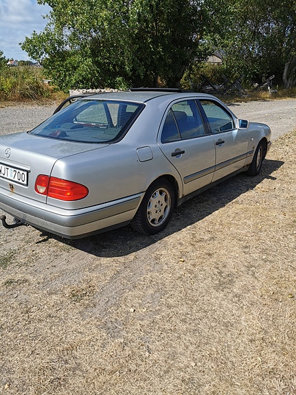 Mercedes-Benz E200 2 of 8