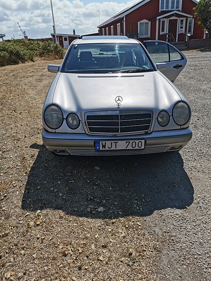 Mercedes-Benz E200 7 of 8