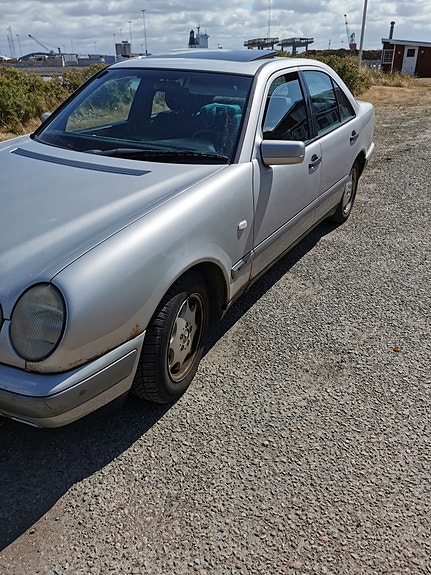 Mercedes-Benz E200 3 of 8
