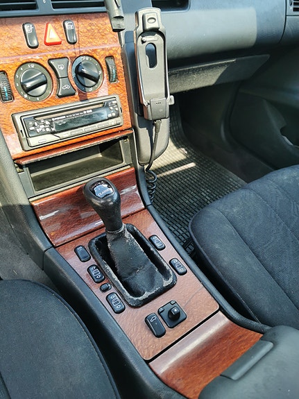 Mercedes-Benz E200 5 of 8
