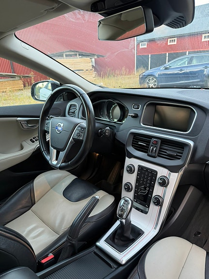 Volvo V40 Cross Country 8 of 14