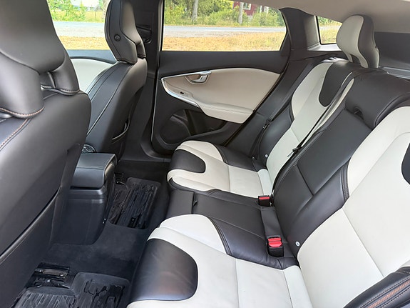 Volvo V40 Cross Country 7 of 14